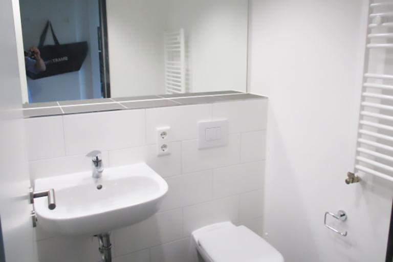 alpadia berlin student residence bathroom