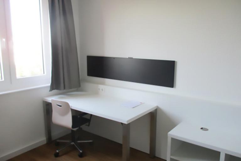 alpadia berlin student residence desk